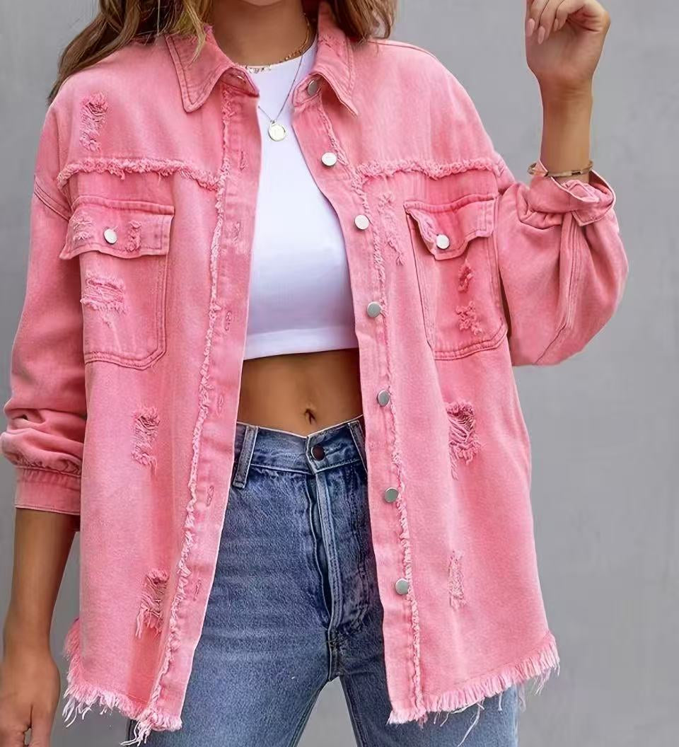 Dame i oversized denimjakke med brystlommer, slidte detaljer og frynsede kanter