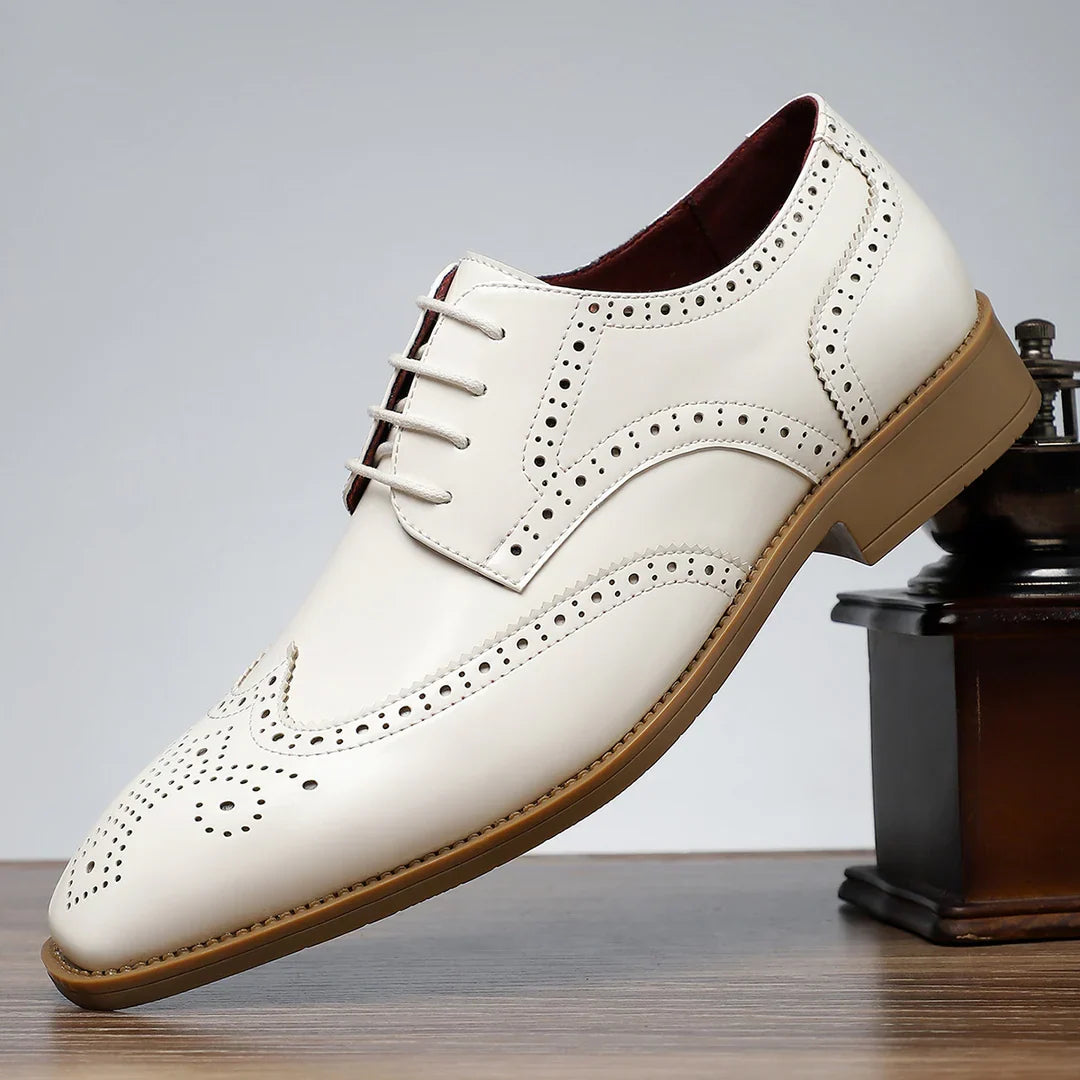 Herre broguesko med wingtip, perforerede detaljer, snørebånd og lav hæl