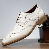 Herre broguesko med wingtip, perforerede detaljer, snørebånd og lav hæl