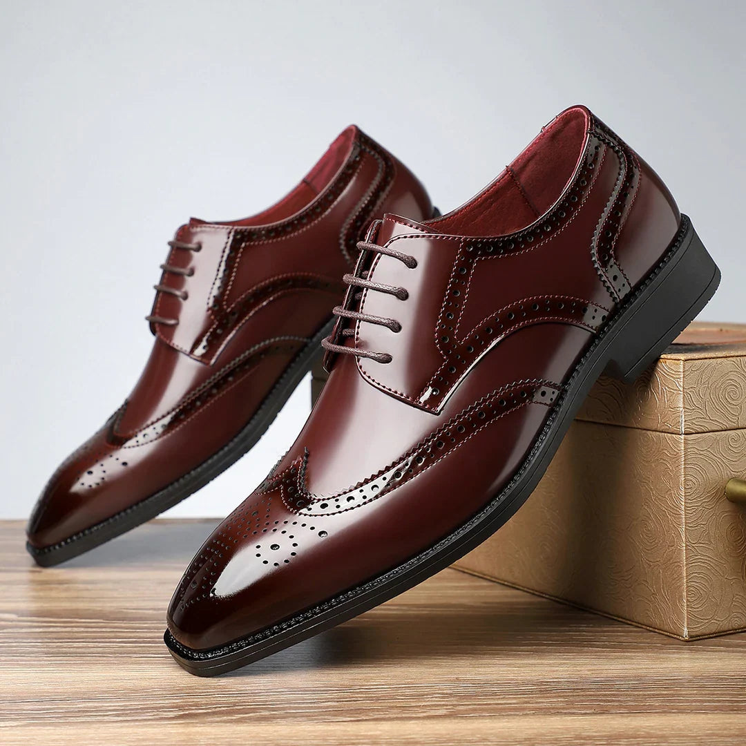 Herre broguesko med wingtip, perforerede detaljer, snørebånd og lav hæl