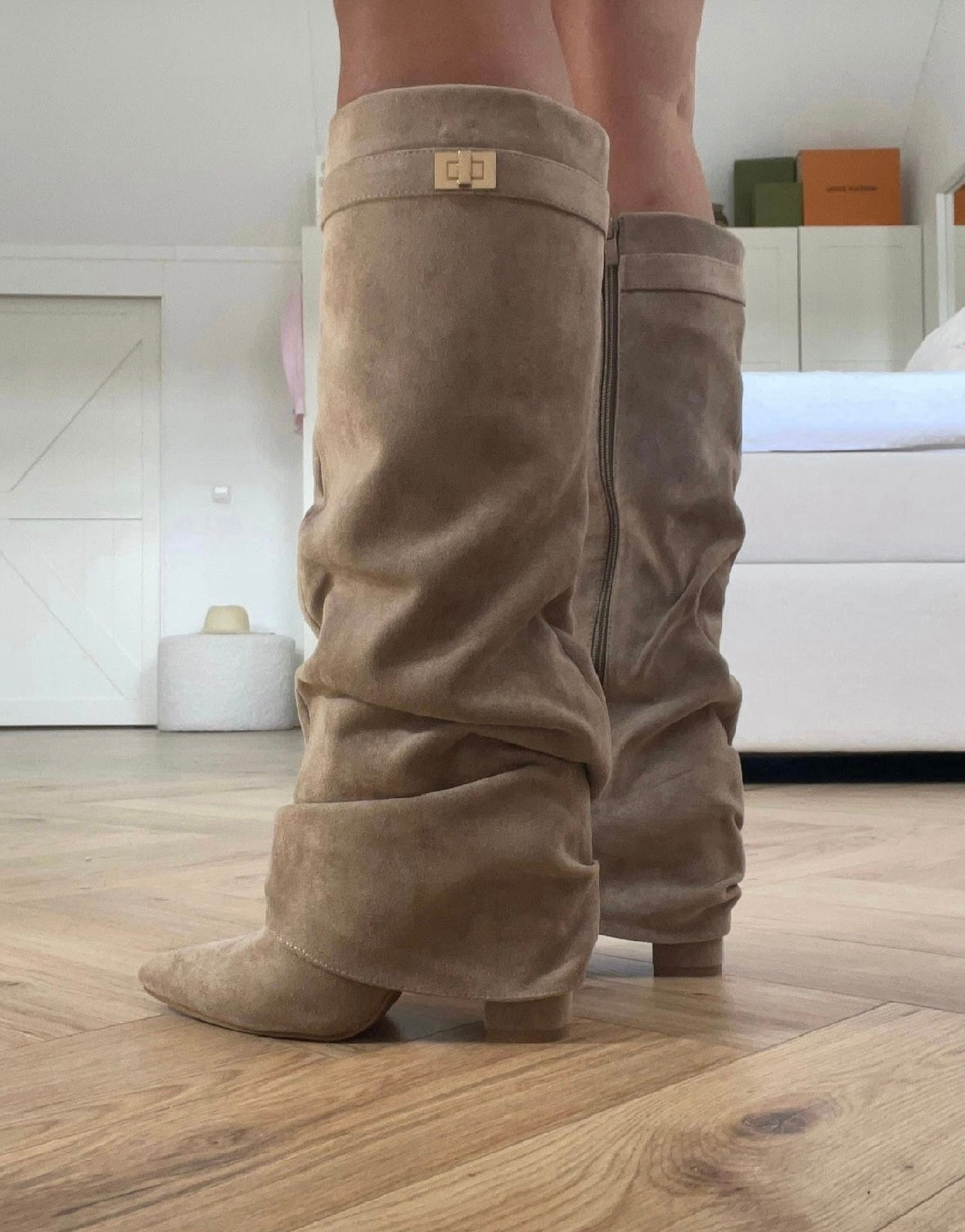 Beige dame støvler med højt slouch skaft og spids tå