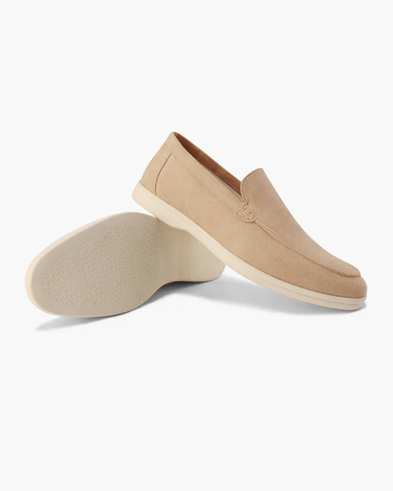 Loafers med synlige sømdetaljer, slip-on design og kilehæl