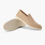 Loafers med synlige sømdetaljer, slip-on design og kilehæl