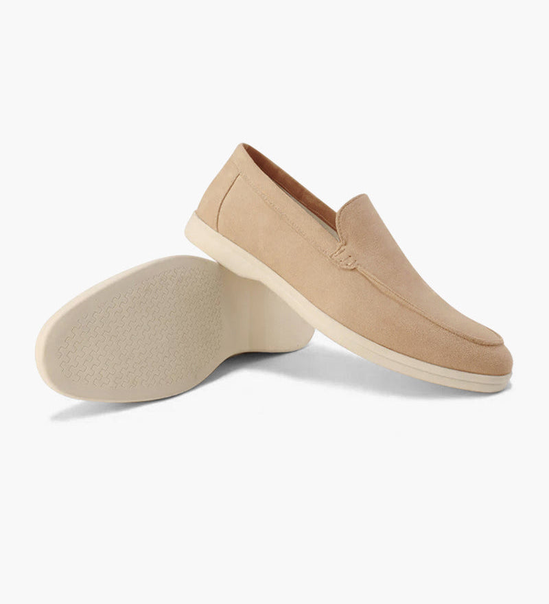 Loafers med synlige sømdetaljer, slip-on design og kilehæl