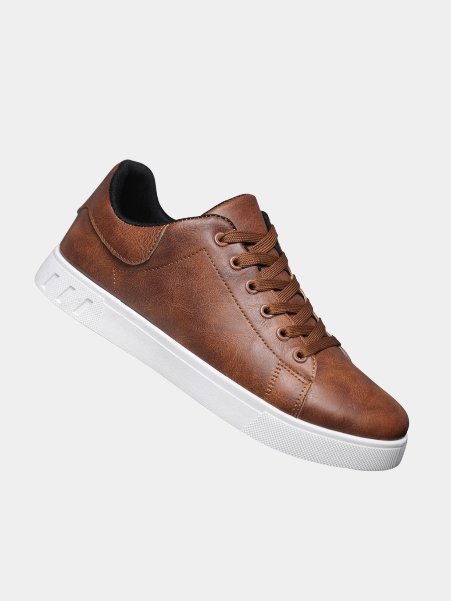 Herre sneakers med snørebånd, rund tå og flad lys sål