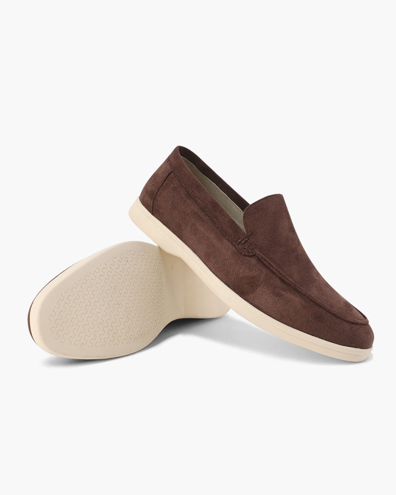 Loafers med synlige sømdetaljer, slip-on design og kilehæl