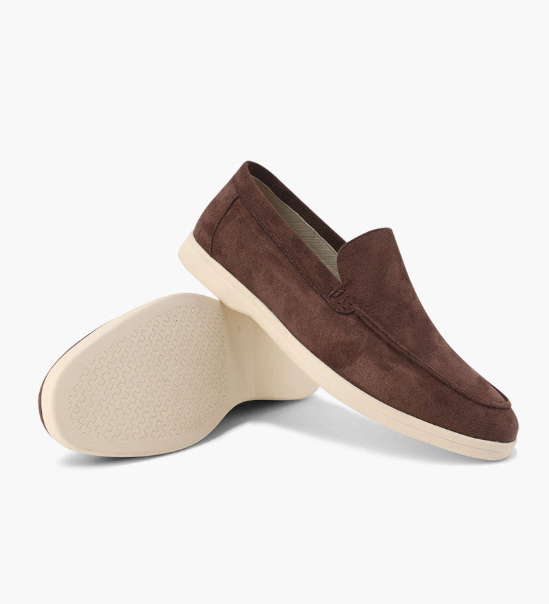 Loafers med synlige sømdetaljer, slip-on design og kilehæl
