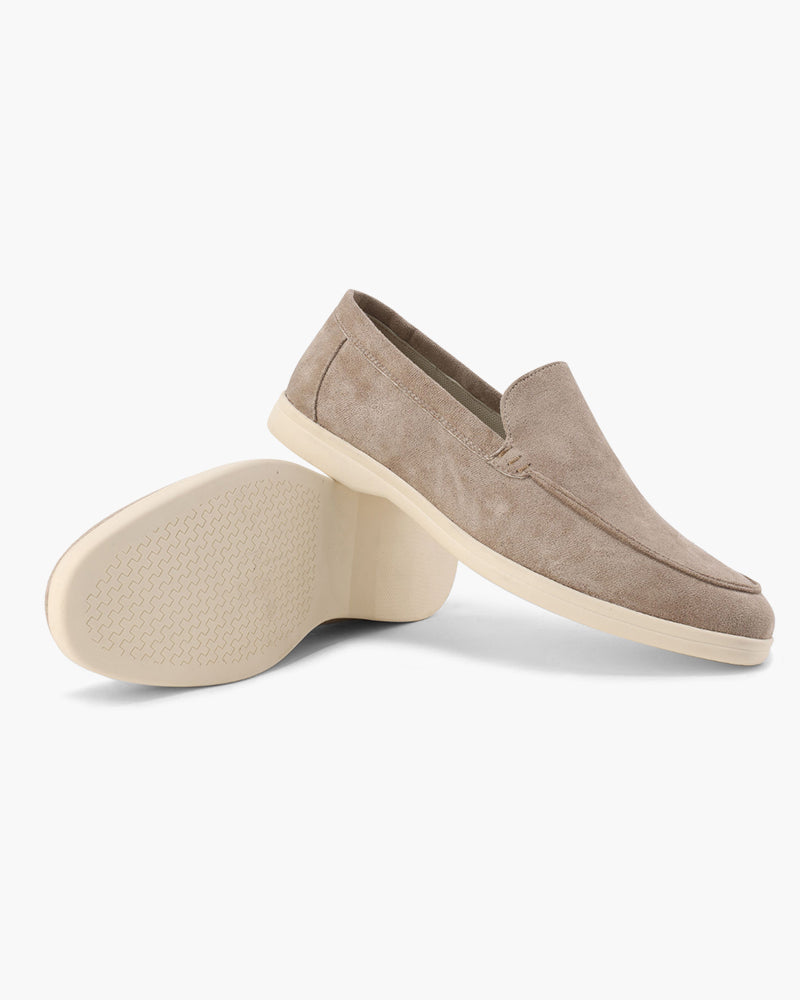 Loafers med synlige sømdetaljer, slip-on design og kilehæl