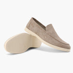 Loafers med synlige sømdetaljer, slip-on design og kilehæl