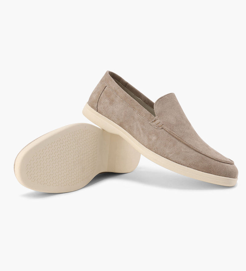 Loafers med synlige sømdetaljer, slip-on design og kilehæl