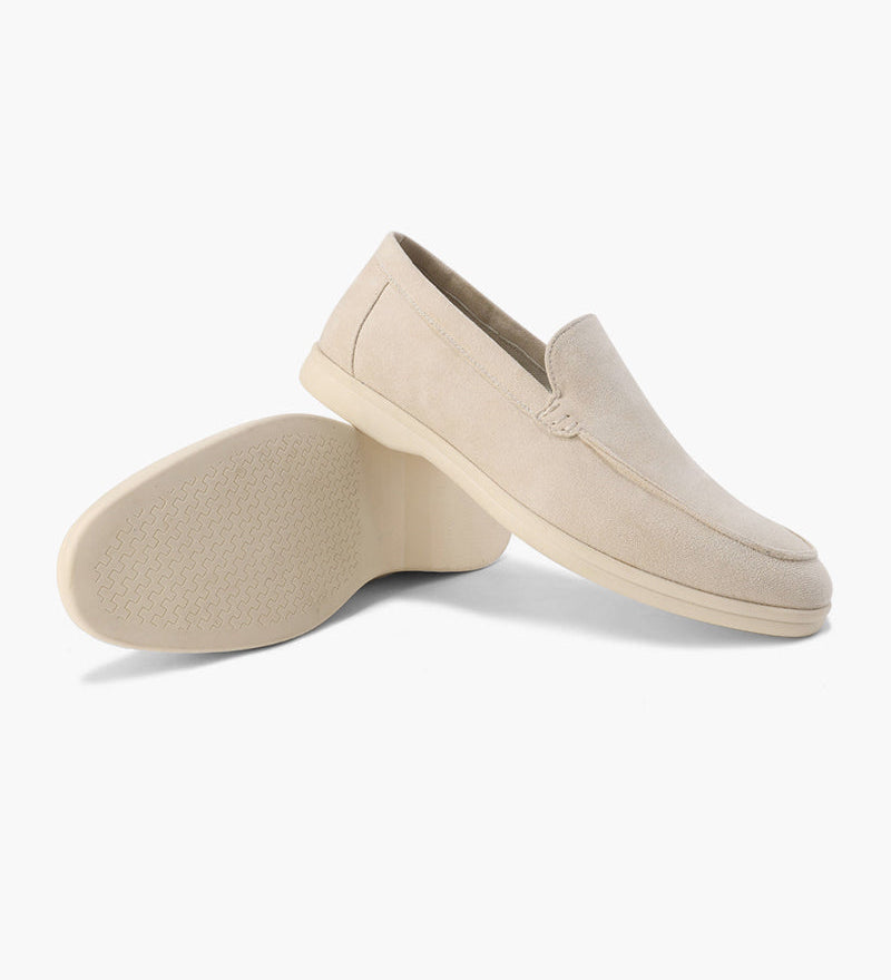 Loafers med synlige sømdetaljer, slip-on design og kilehæl