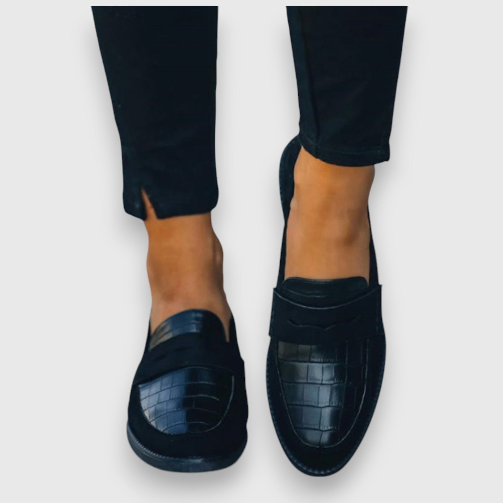 Sorte dame loafers med flad hæl og præget tåpanel
