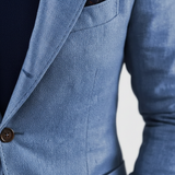 Herreblazer med hakrevers, knapper og brystlomme