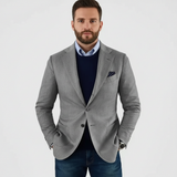 Herreblazer med hakrevers, knapper og brystlomme