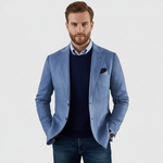 Herreblazer med hakrevers, knapper og brystlomme