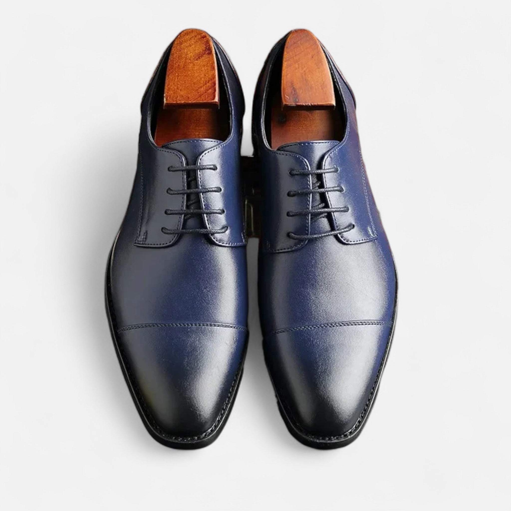 Herresko med Oxford-snit, snørebånd og blank overflade