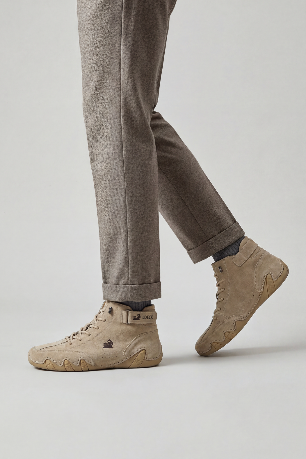 Højtop sneakers med snørebånd, ankelrem og profileret sål