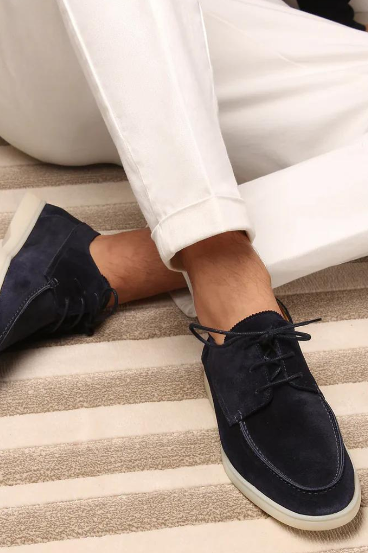 Herre loafers med snørebånd, synlige stikninger og flad lys sål