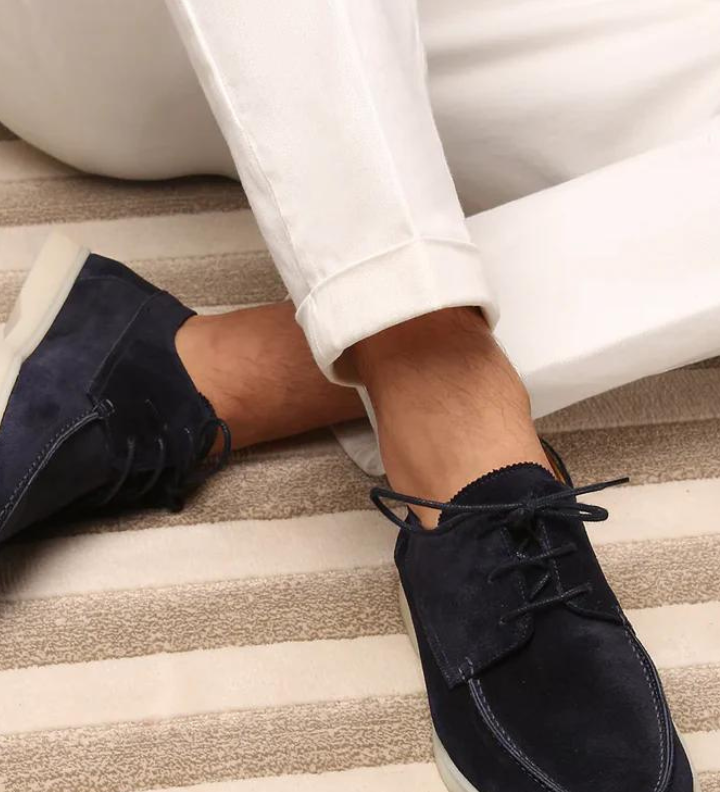 Herre loafers med snørebånd, synlige stikninger og flad lys sål