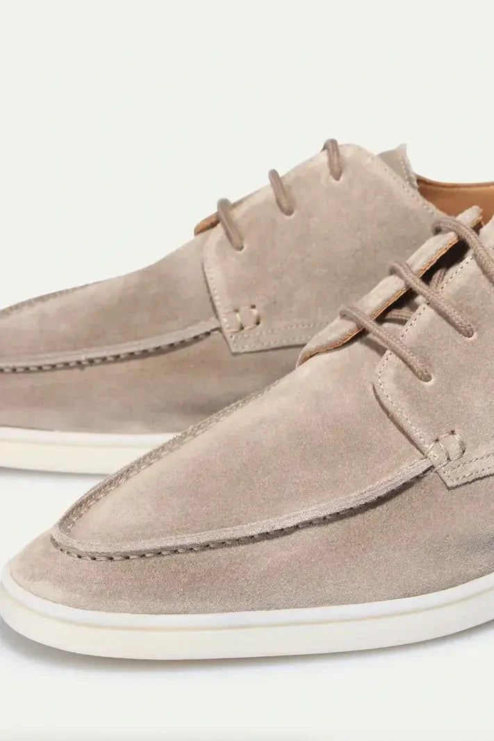 Herre loafers med snørebånd, synlige stikninger og flad lys sål