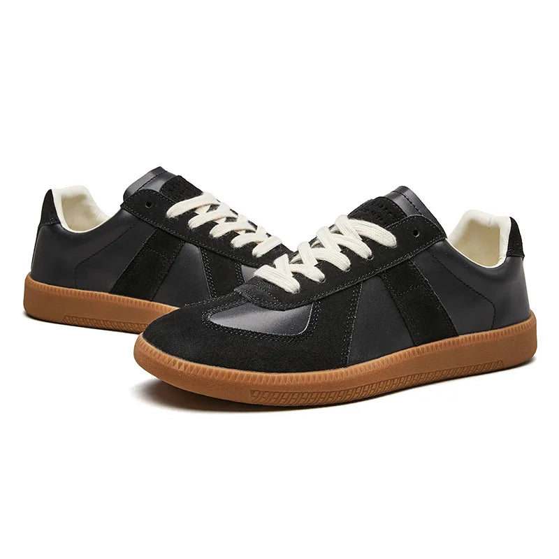 Herre sneakers med retro snit, snørebånd, rund tå og flad gummisål