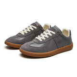 Herre sneakers med retro snit, snørebånd, rund tå og flad gummisål