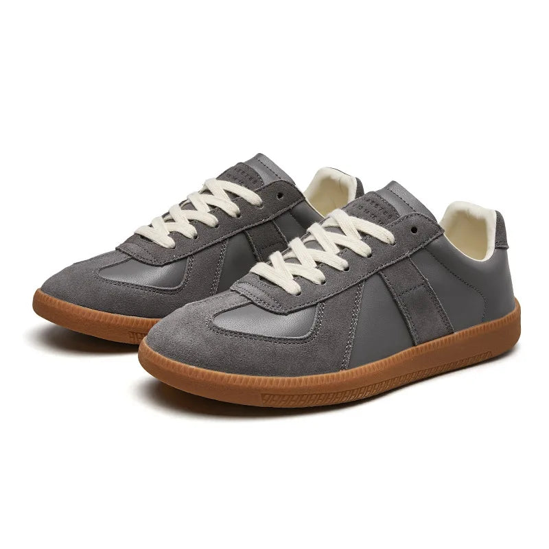Herre sneakers med retro snit, snørebånd, rund tå og flad gummisål