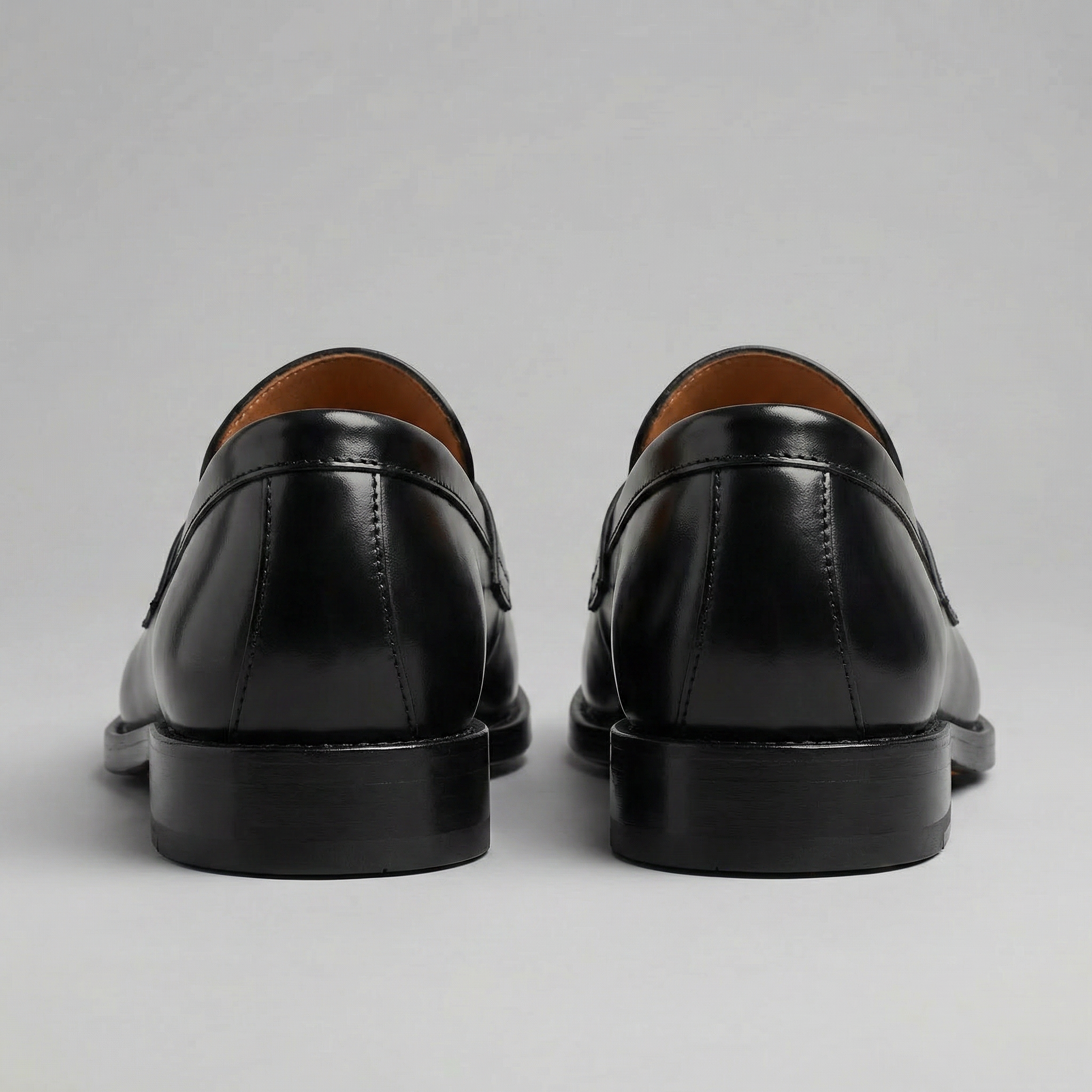 Sorte herre loafers med lav hæl og klassisk remdetalje