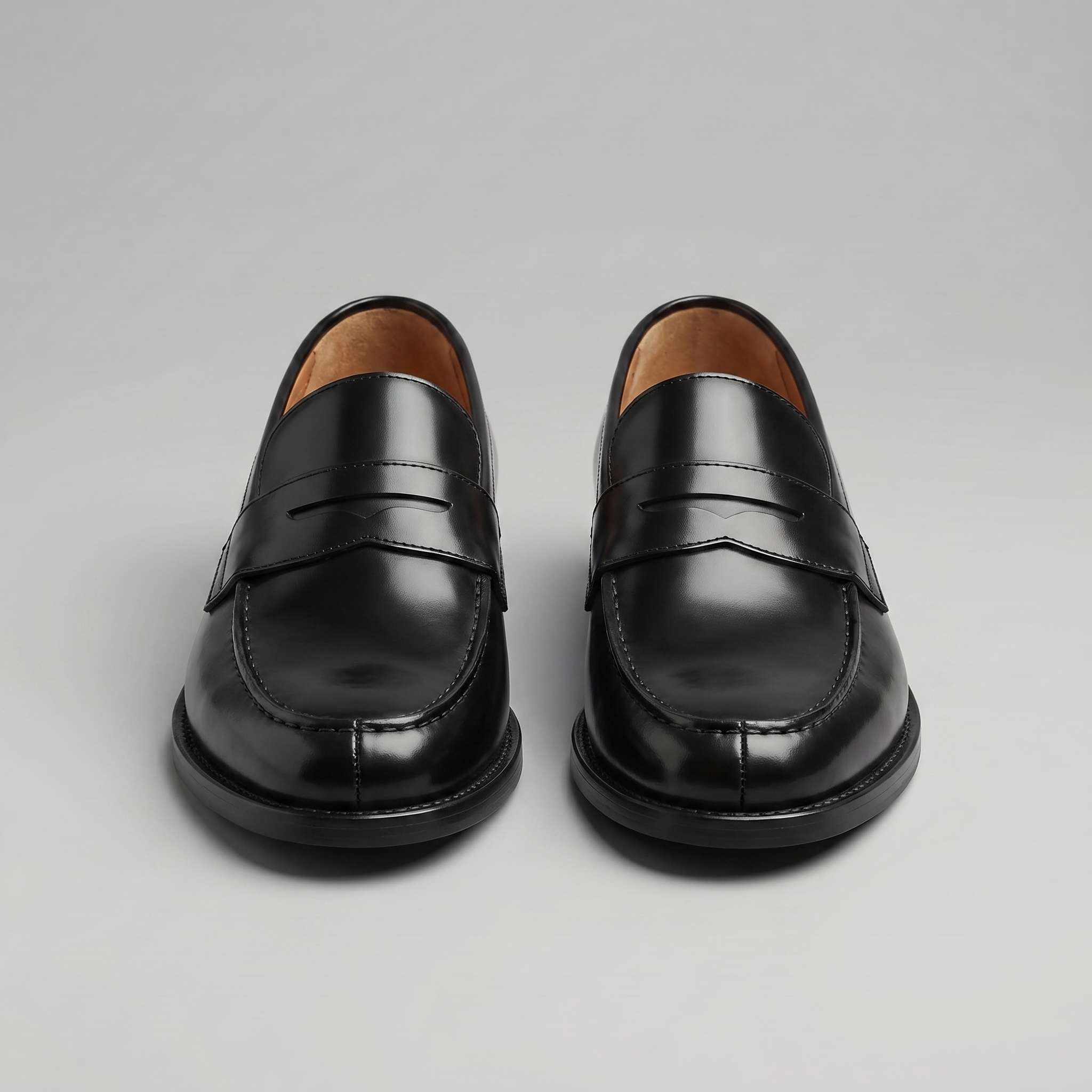 Sorte herre loafers med lav hæl og klassisk remdetalje