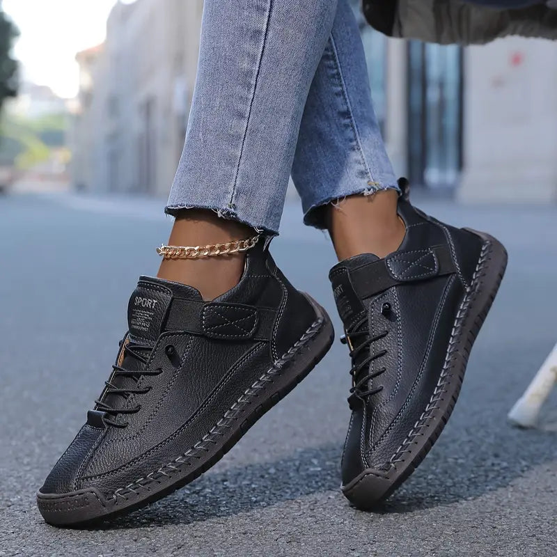 Sneakers med snørebånd, rem og rund tå