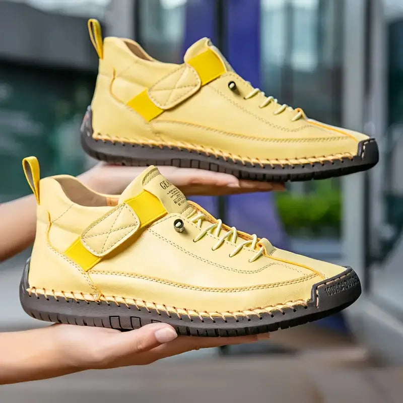 Sneakers med snørebånd, rem og rund tå