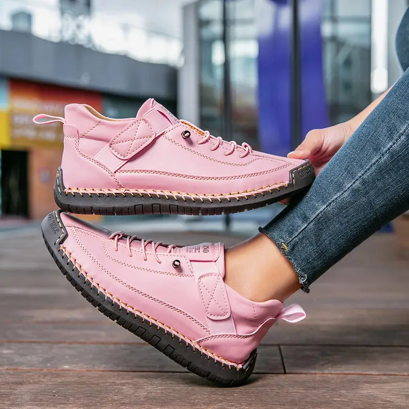 Sneakers med snørebånd, rem og rund tå