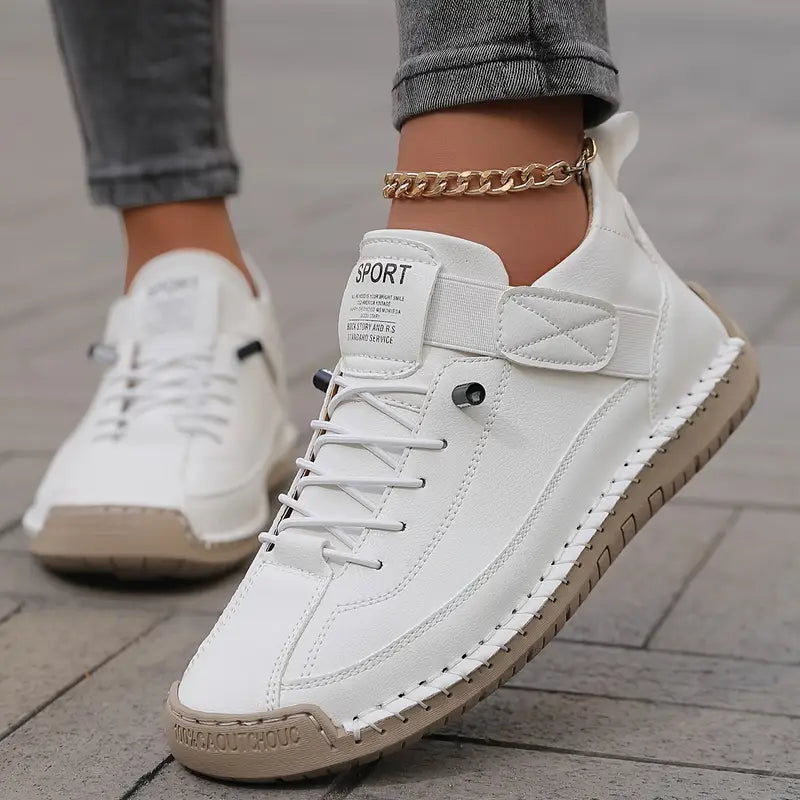 Sneakers med snørebånd, rem og rund tå