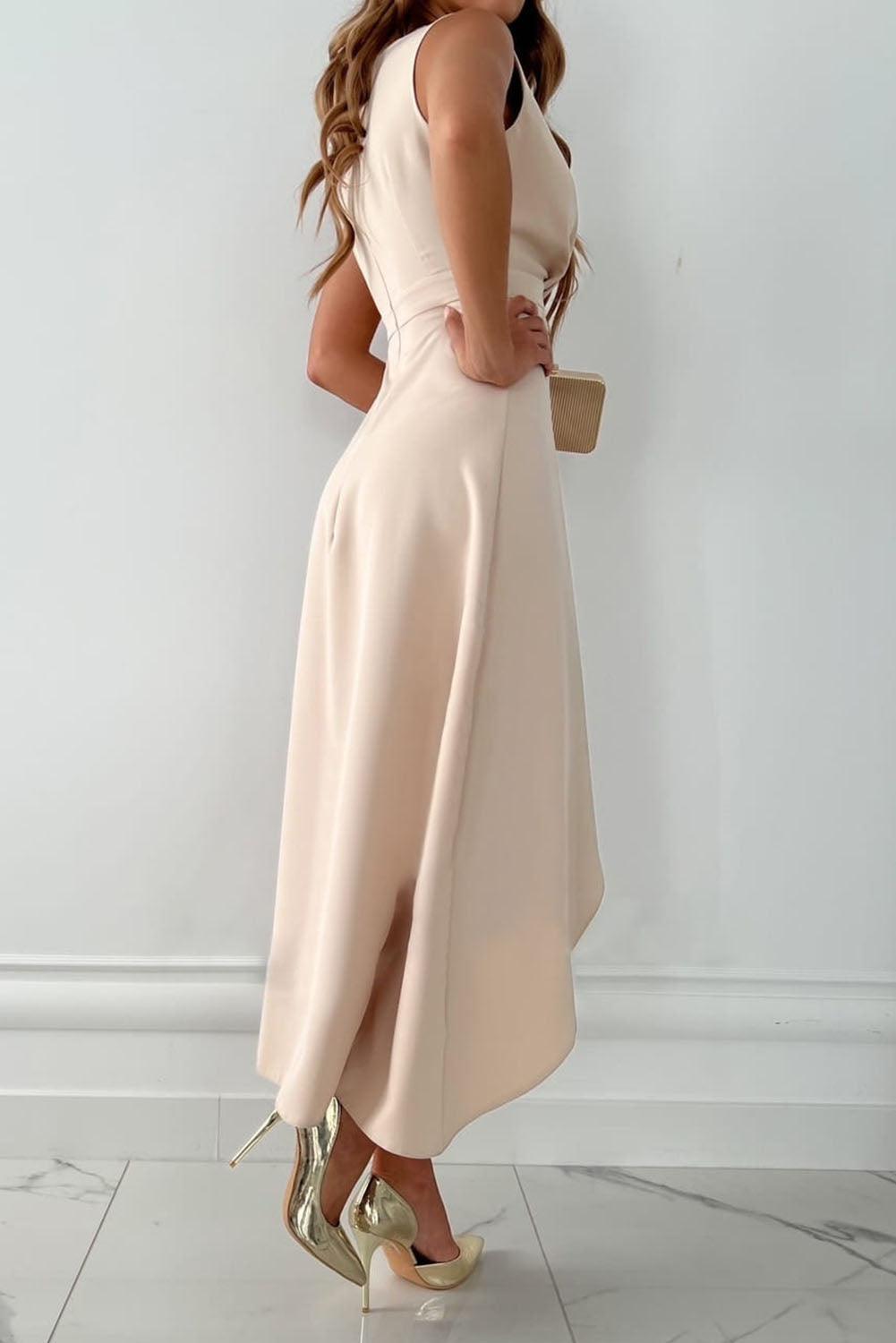 MINA - Asymmetrisk Wrap Midi Kjole med V-Hals & Volang Kant