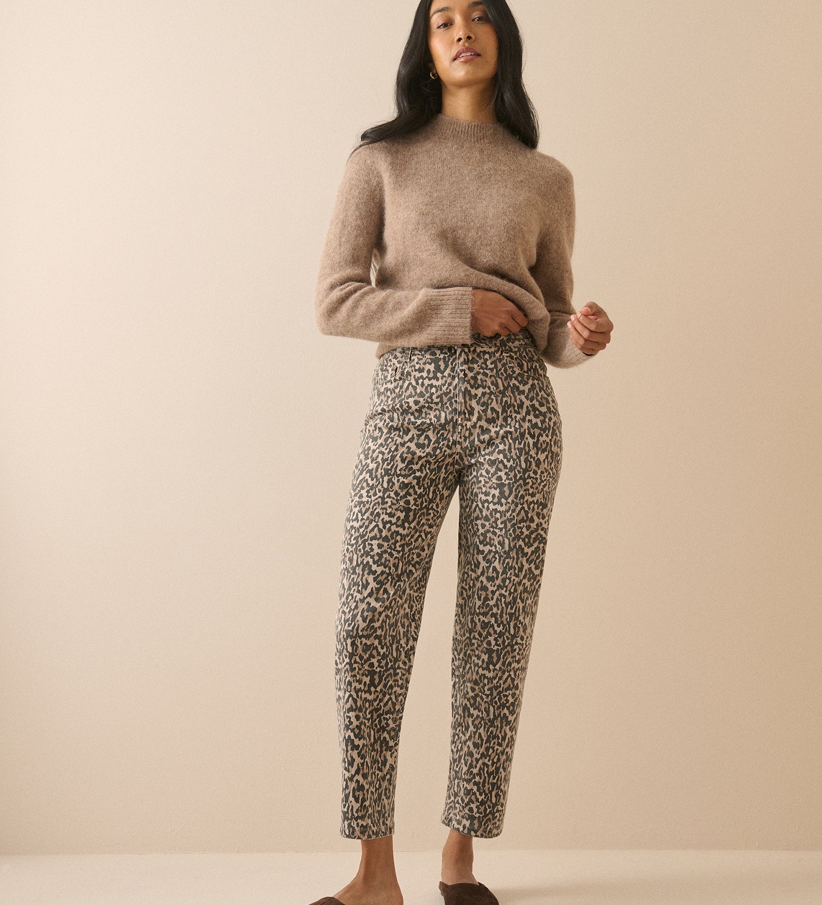 Damejeans i beige leopardmønster med mellem talje og taperede ben