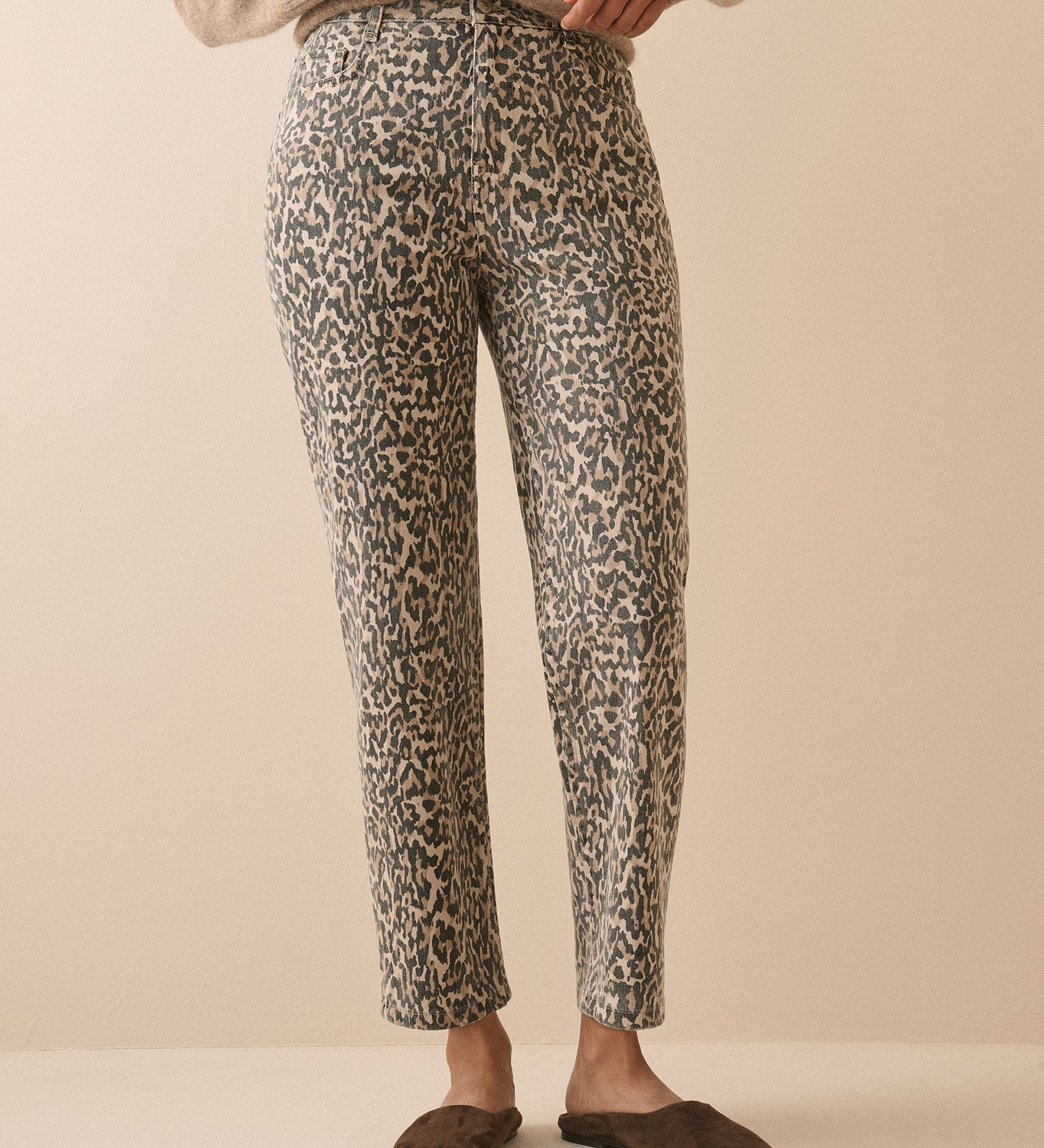 Damejeans i beige leopardmønster med mellem talje og taperede ben