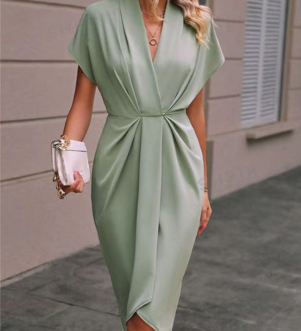 Clarke London Cocktailkjole – Midi med Draperet Front og Side Slids