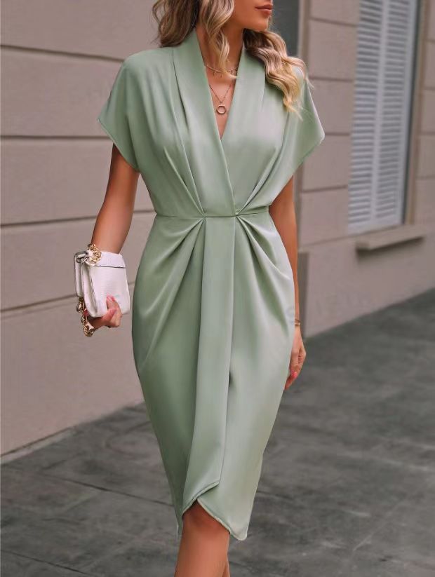Clarke London Cocktailkjole – Midi med Draperet Front og Side Slids