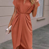 Clarke London Cocktailkjole – Midi med Draperet Front og Side Slids
