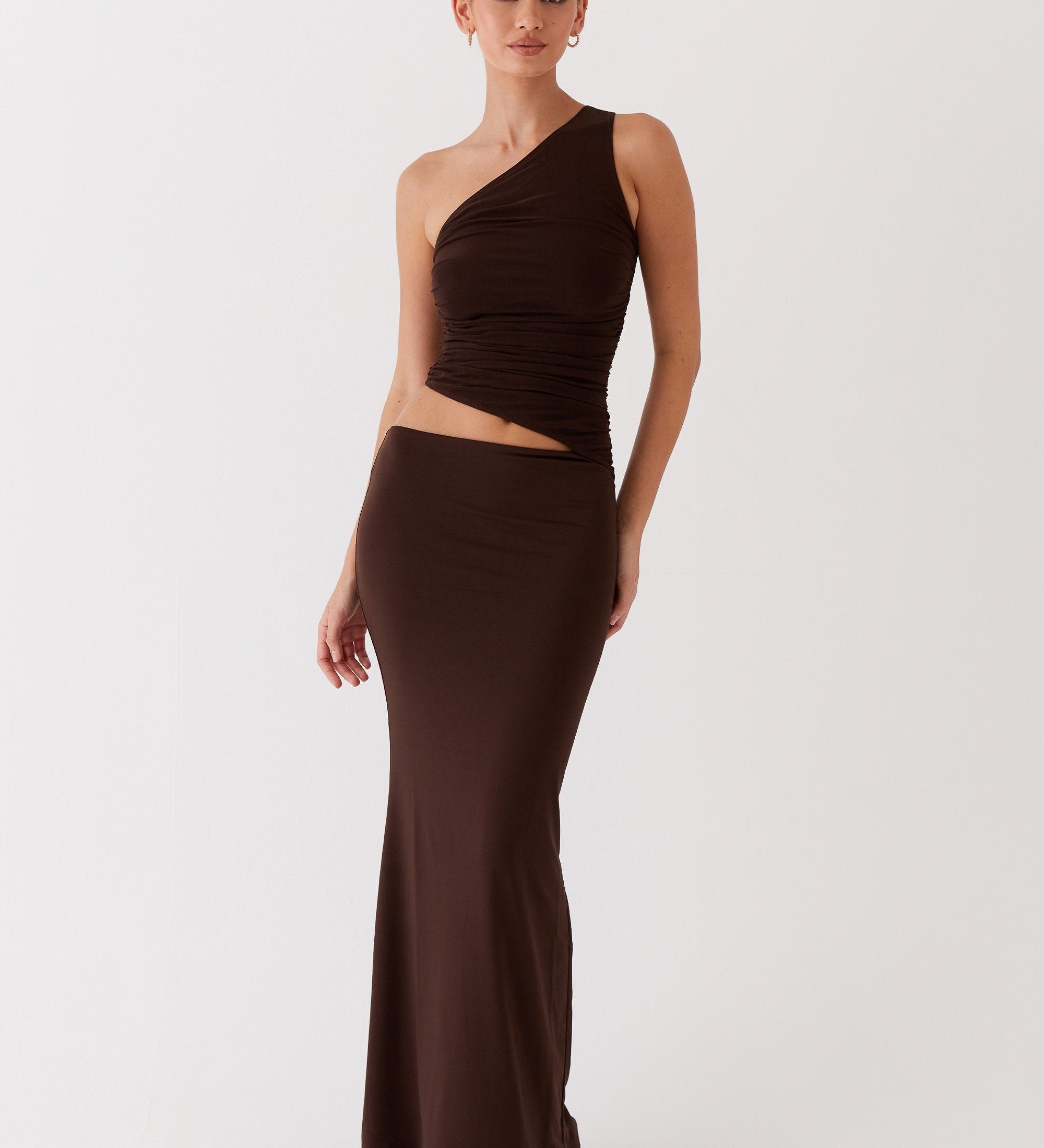 Kjole med one shoulder – Lang stil med cut-out