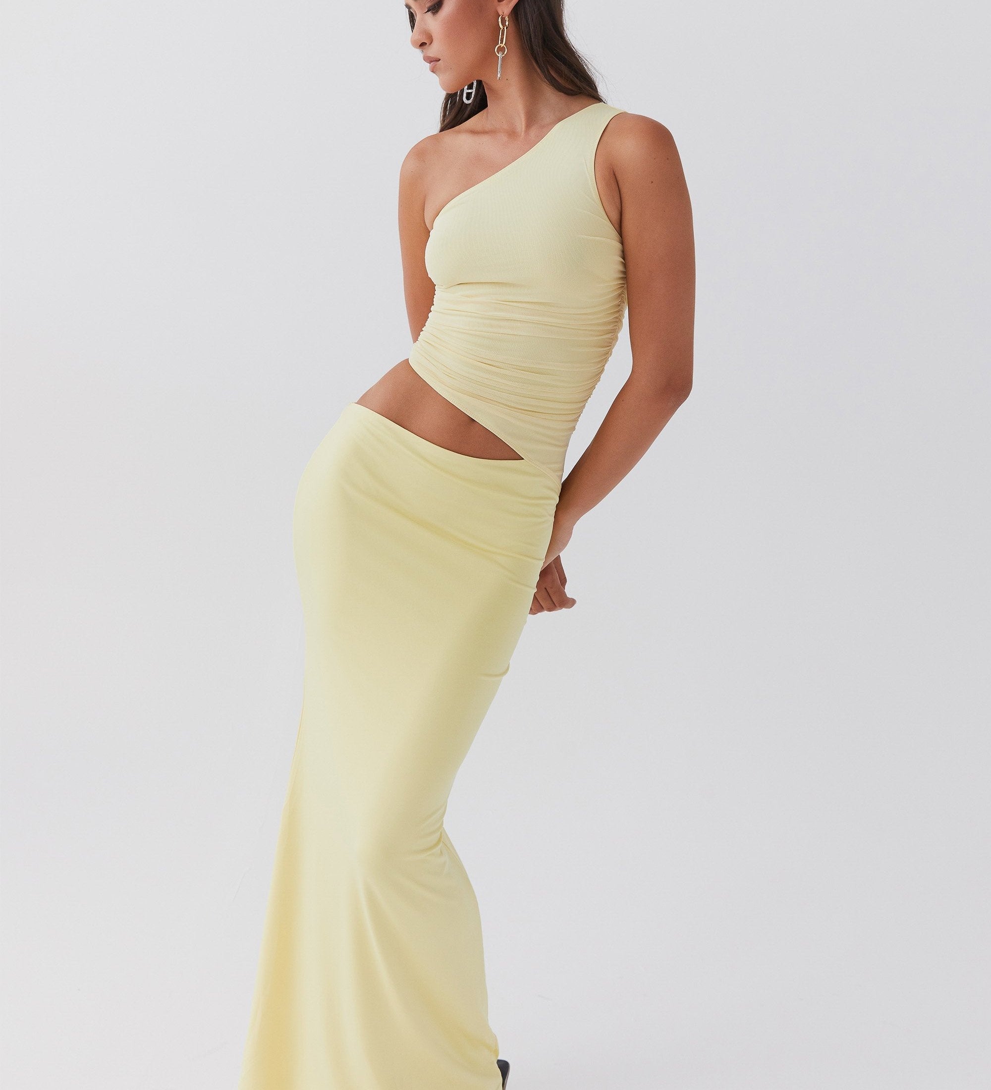 Kjole med one shoulder – Lang stil med cut-out