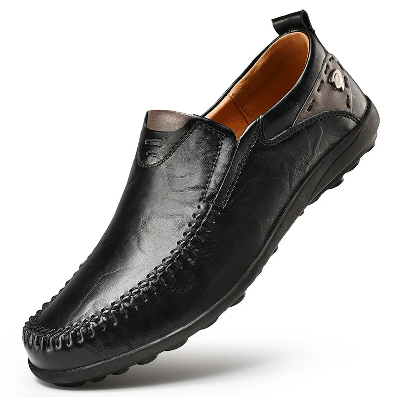 Herre loafers som slip-on med moccasinstikninger og flad profileret sål