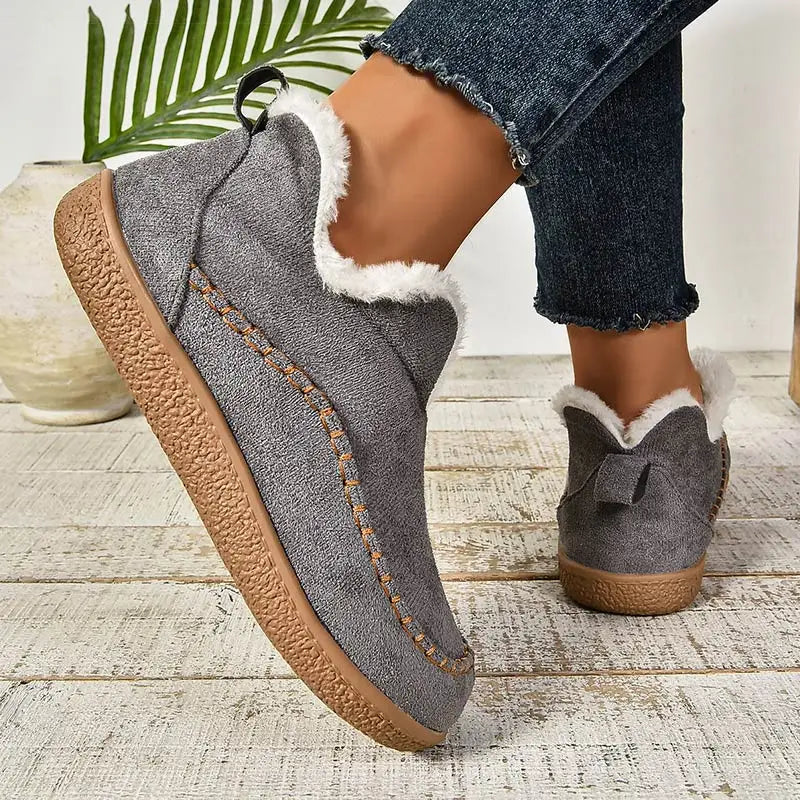 Dame loafers med pelskant, rund tå og flad struktureret sål