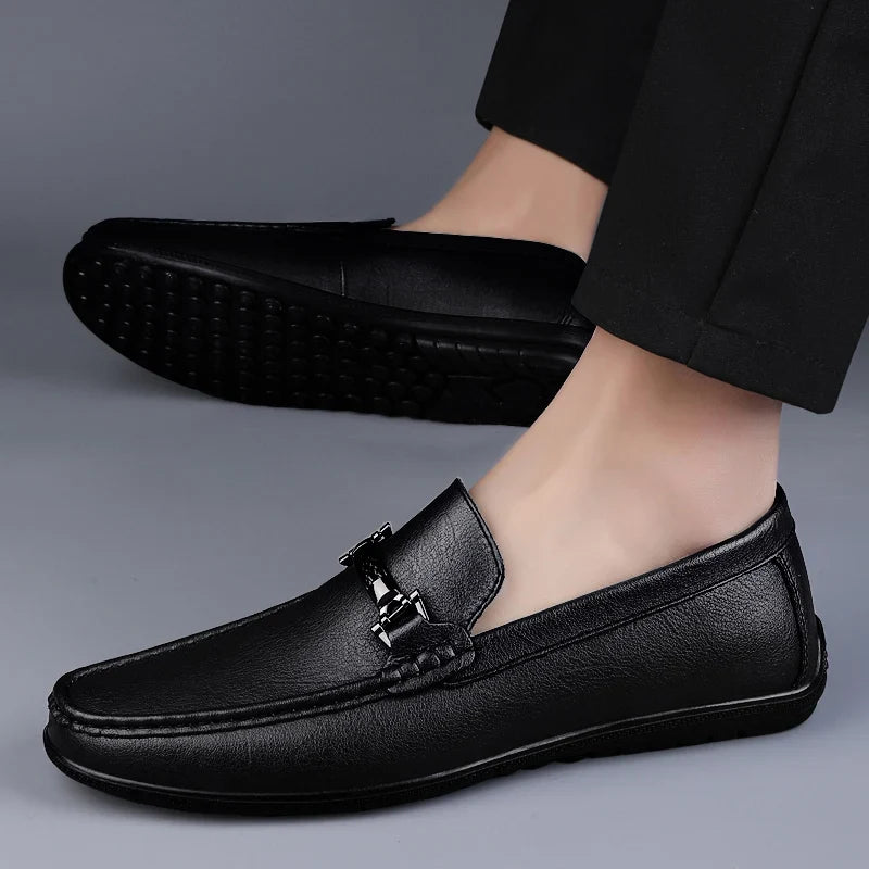 Loafers med dekorativ rem, rund tå og flad sål