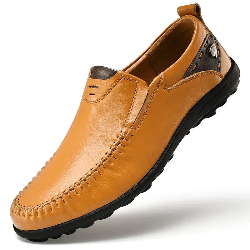 Herre loafers som slip-on med moccasinstikninger og flad profileret sål