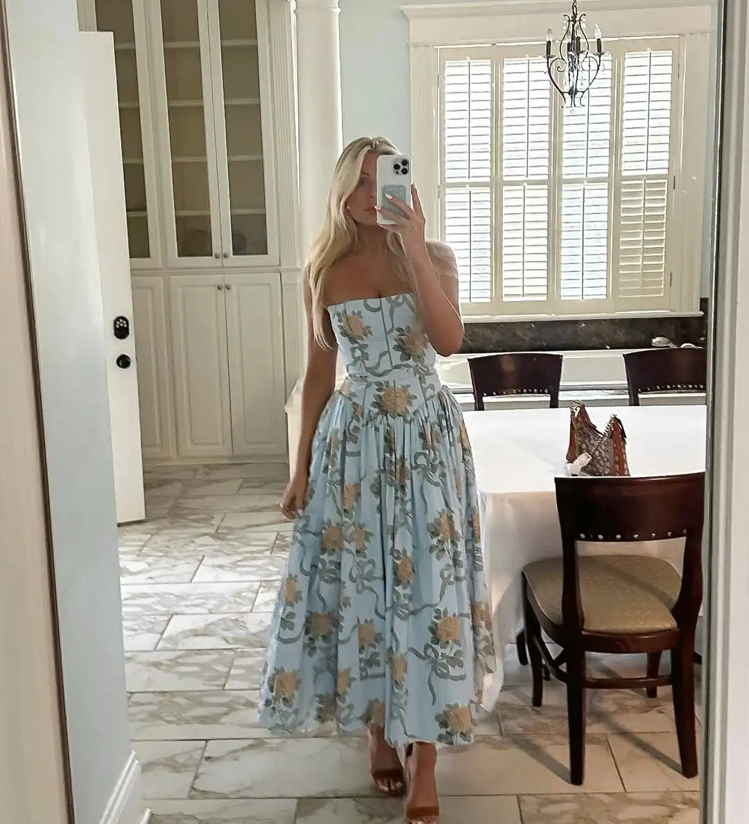 Hvid Blomster Cocktailkjole – Elegant Midi til Sommer og Fest
