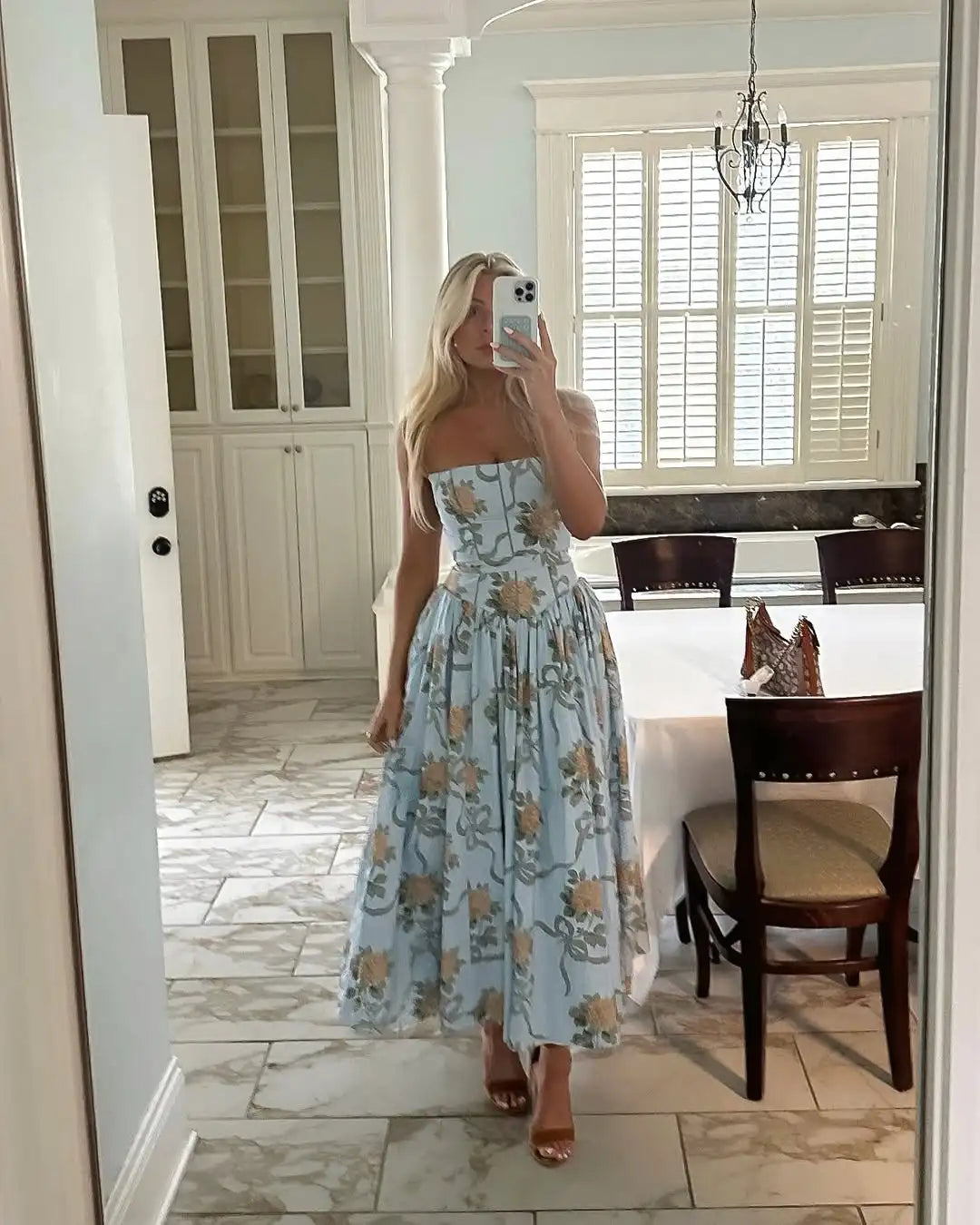Hvid Blomster Cocktailkjole – Elegant Midi til Sommer og Fest