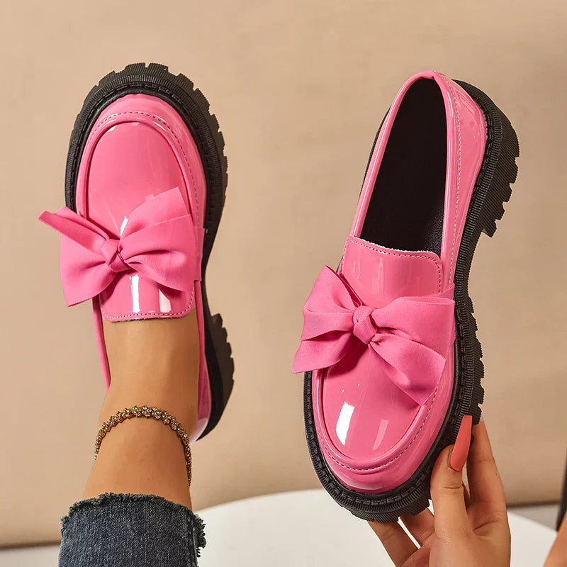 Dame loafers med stor sløjfe, blank overflade og kraftig rillet sål