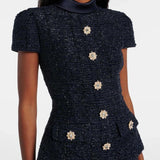 Marineblåt damesæt med kortærmet jakke med dekorative knapper og lang nederdel