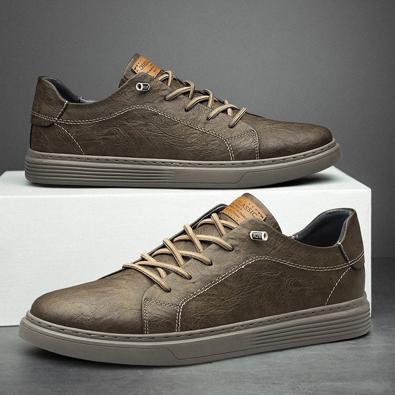 Klassiske herre sneakers med snørebånd og flad rillet sål
